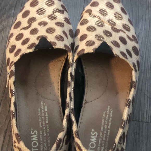 Tom's Classics Women's Canvas Slip-On Tan with Gold Polka Dots Shoes - Size 6 - Picture 8 of 11